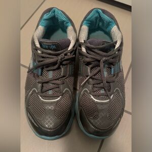 Women’s runners Sketchers size 8